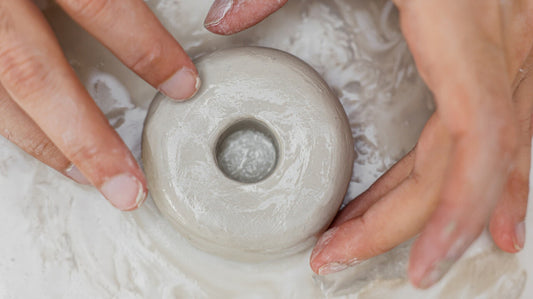 Foto de una persona trabajando cerámica con las manos